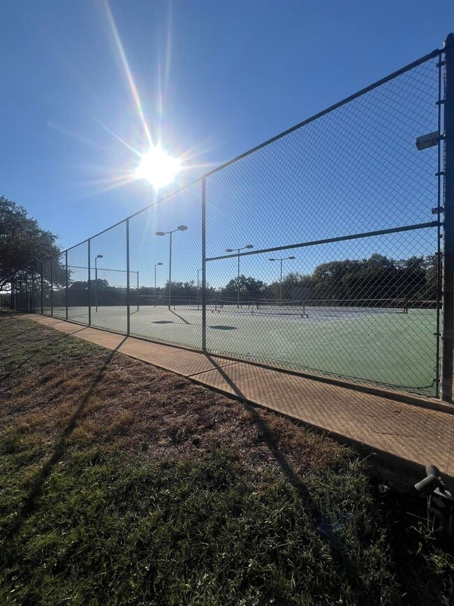 Building Photo - 307 Crestview