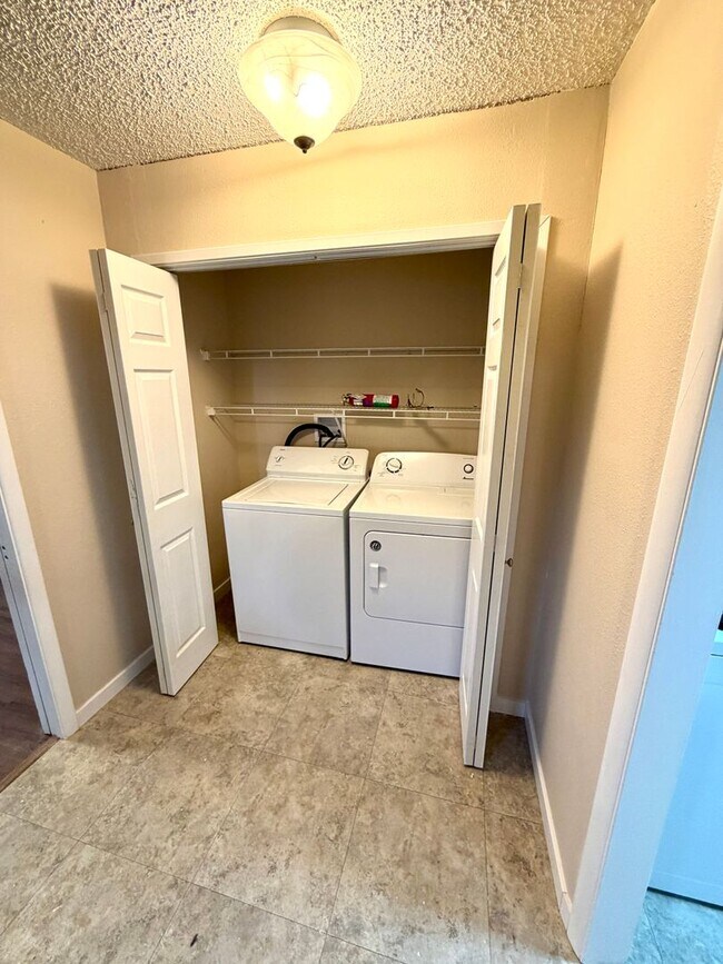 Building Photo - Desired Neighborhood! 3bd 1ba w/new flooring