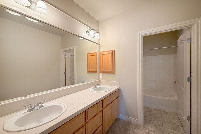 Building Photo - 3Bd/2.5Ba Redmond Home