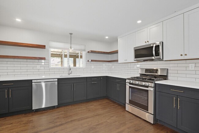 Building Photo - 3 bed 1 bath Ranch in Lowry in Denver
