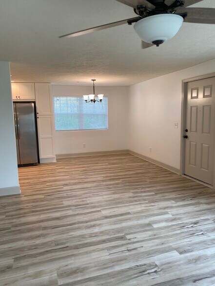 Breakfast nook - 223 Woodglen Dr