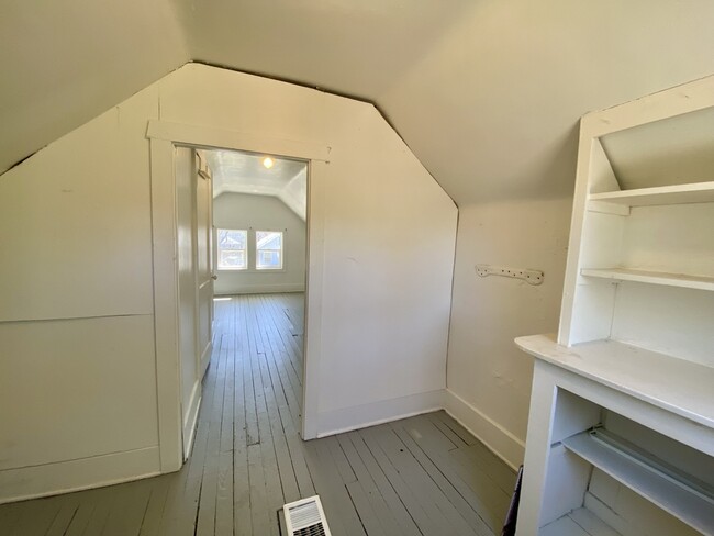 Building Photo - 987 Whittier Ave