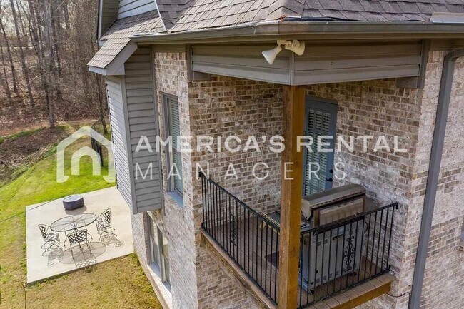 Building Photo - Private Estate Living on Over 3 Acres! Available to view NOW!