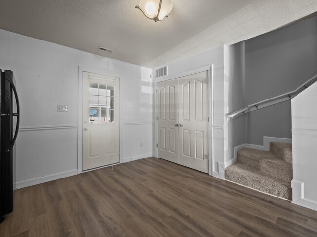 Building Photo - 603 Streamwood Dr