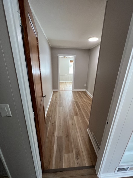 Building Photo - 209 Iroquois St