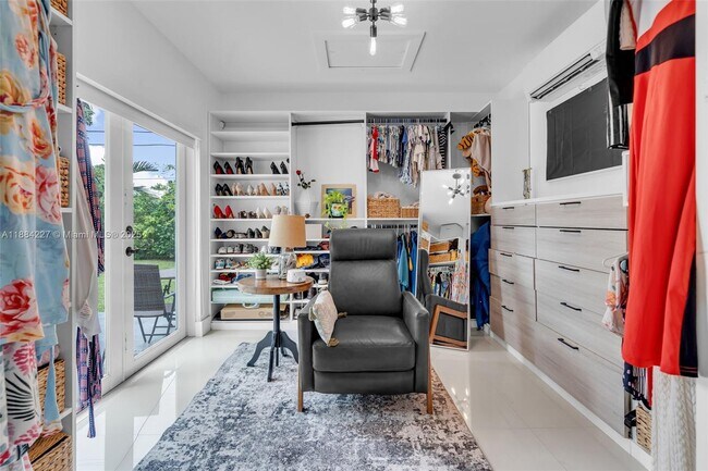 Building Photo - 1571 Normandy Dr