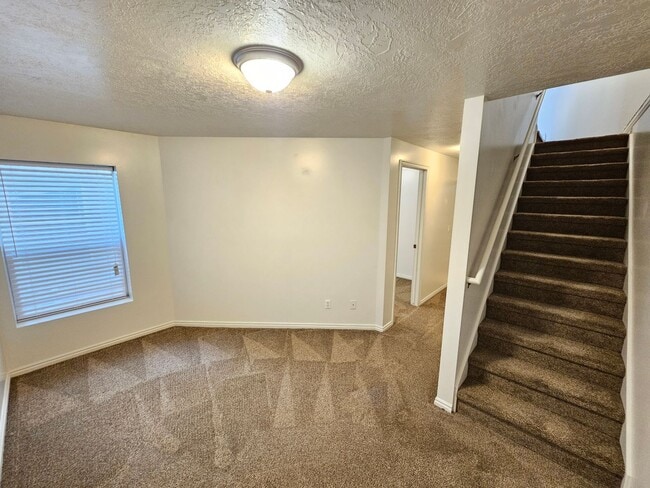 Building Photo - Spacious 3 Bd 2.5 Bath Townhouse in Bountiful