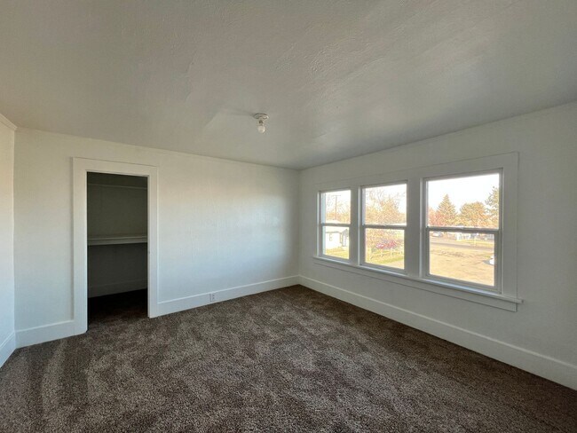 Building Photo - 2907 W 7th Ave