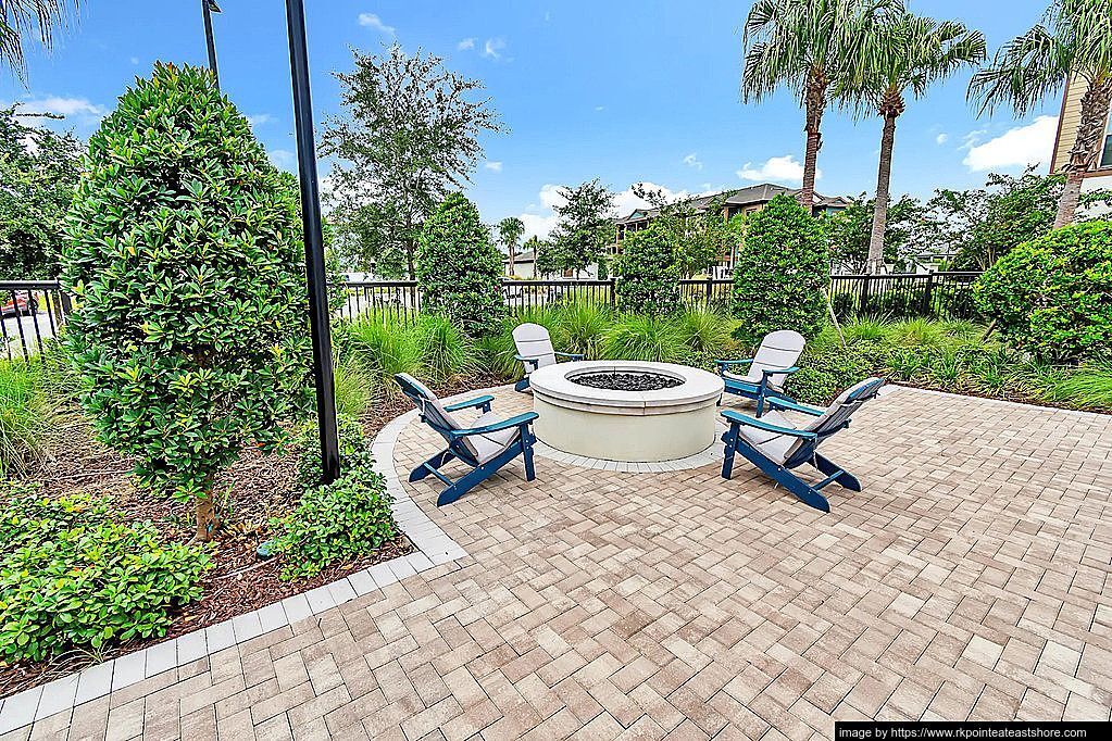 Building Photo - 2423 Areca Palm Dr