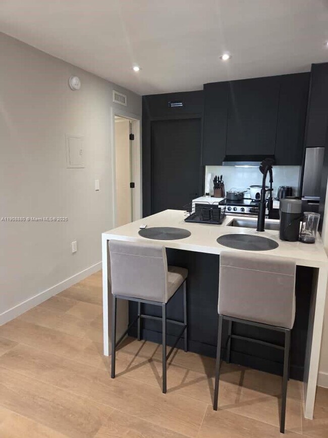 Building Photo - 10824 N Kendall Dr