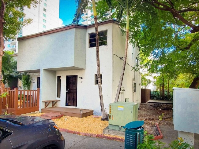 Building Photo - 1901 NW S River Dr