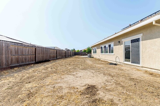 Building Photo - 4 bedroom home for RENT in Manteca with RV...