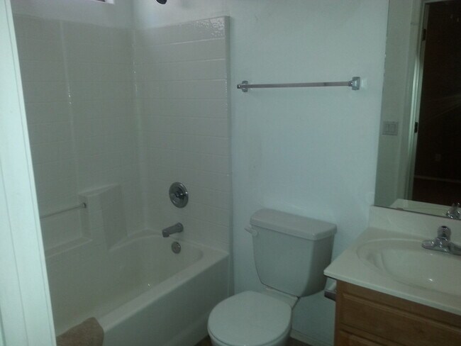 Building Photo - Rare 6 Bed, 3.5 Bath Home in San Tan Valley