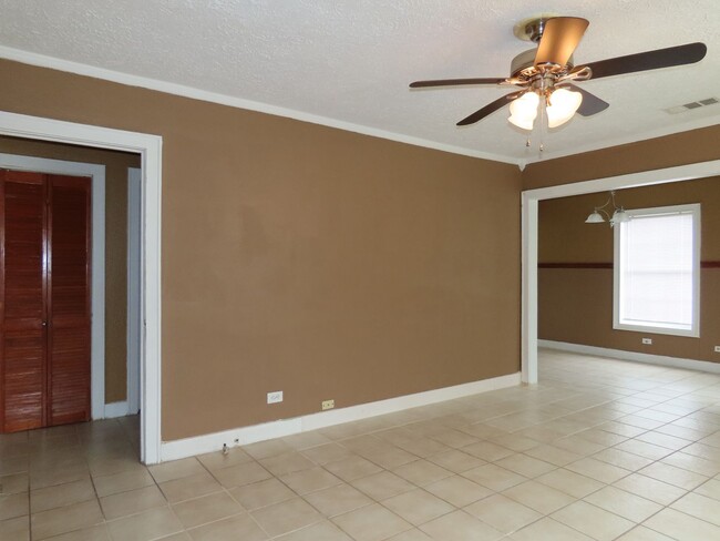 Building Photo - Quaint West Side  3 bedroom 2 Bath Home!