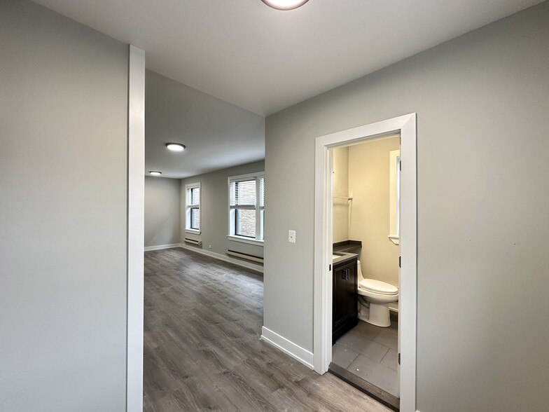 Building Photo - 4823 N Damen Ave