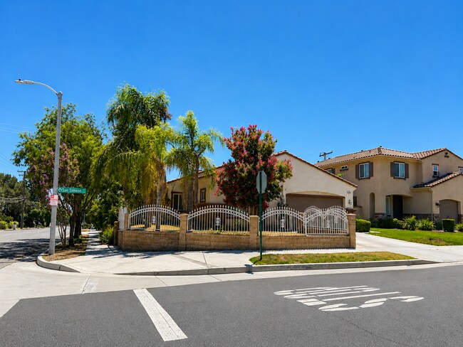Building Photo - Spacious 3-Bed, 3-Bath + Bonus room as office/den.  Great room - Open Kitchen with island.  Gem i...