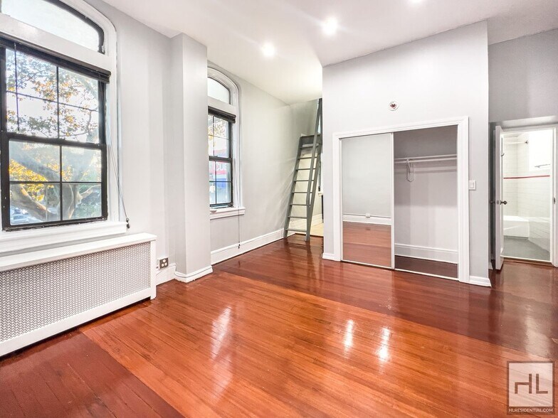 Building Photo - Washington Avenue #2M