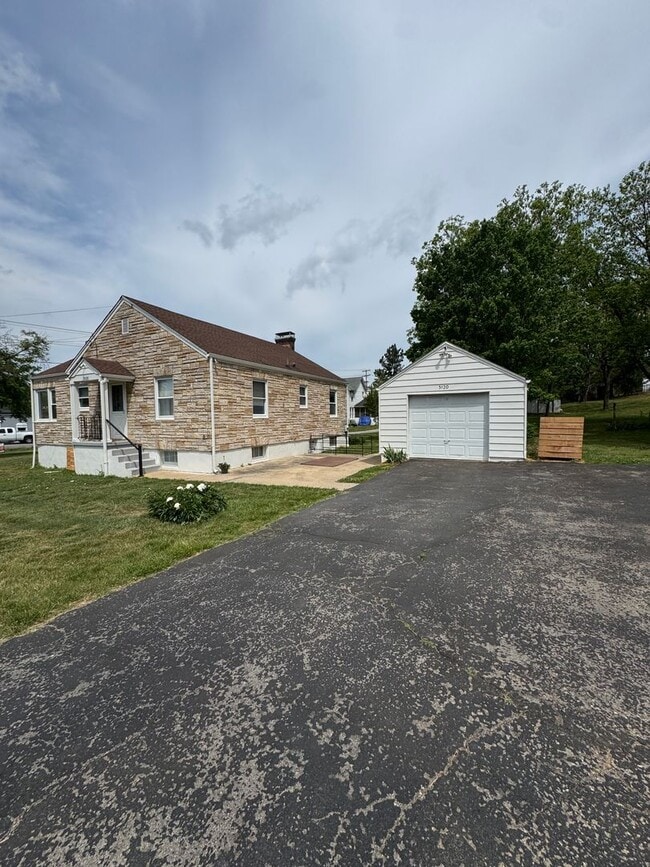 Building Photo - Unique and pristine home for rent in Cave Spring! 2BR 1.5 Bath