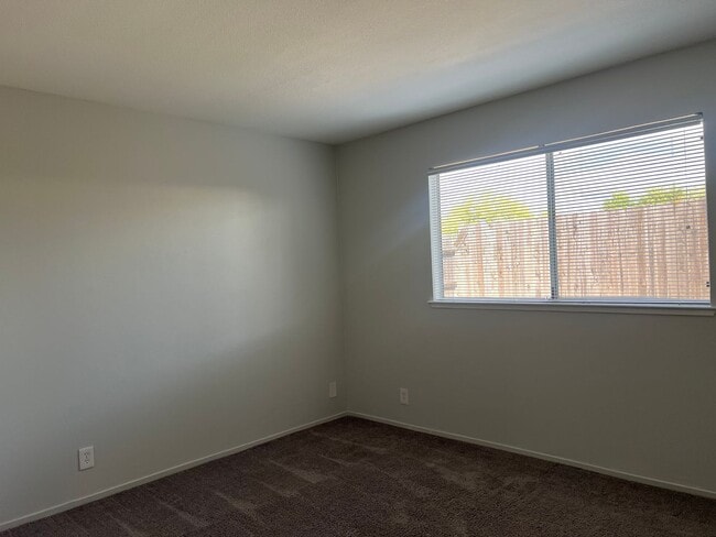 Building Photo - NICE 2 BEDROOM DUPLEX W/ 2 CAR GARAGE!