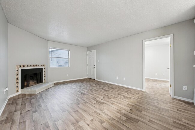 Building Photo - Villas de la Plaza