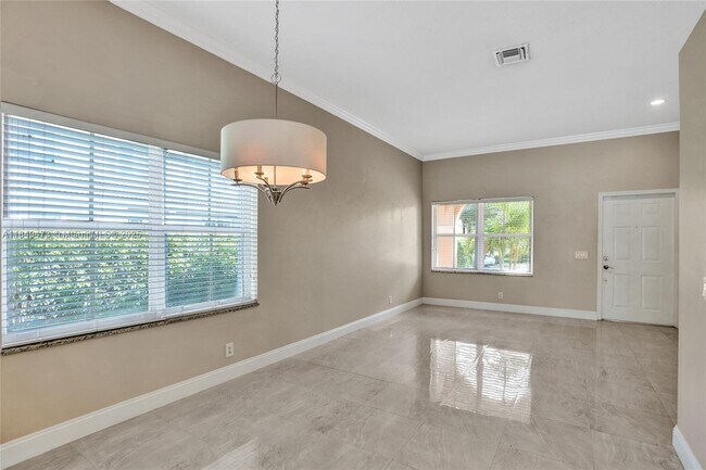 Building Photo - 1100 Chinaberry Dr