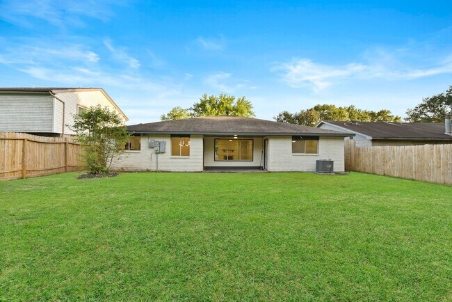 Building Photo - 2322 Aprilmont Dr