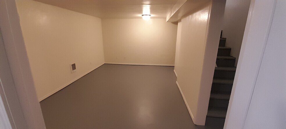 Family room (a) - 3934 N Nevada St