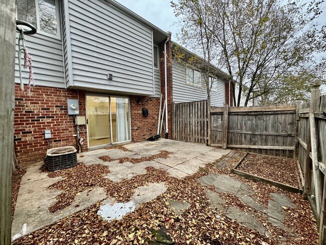 Building Photo - LOVELY TOWNHOME WITH PARKING