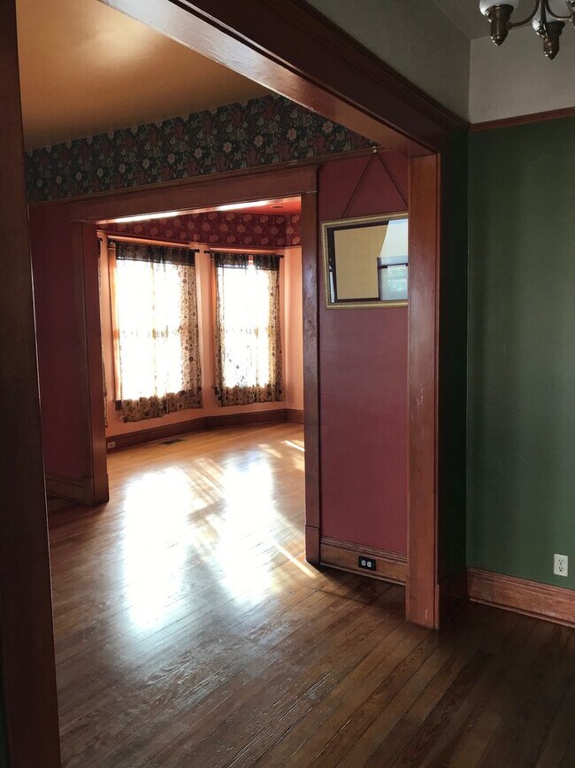 Building Photo - HISTORIC QUEEN ANNE 3 Bedroom  2 Bath