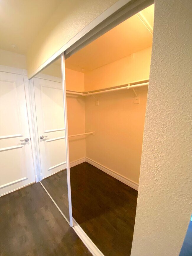 Building Photo - Discover Your New Home! Spacious 1-Bedroom...