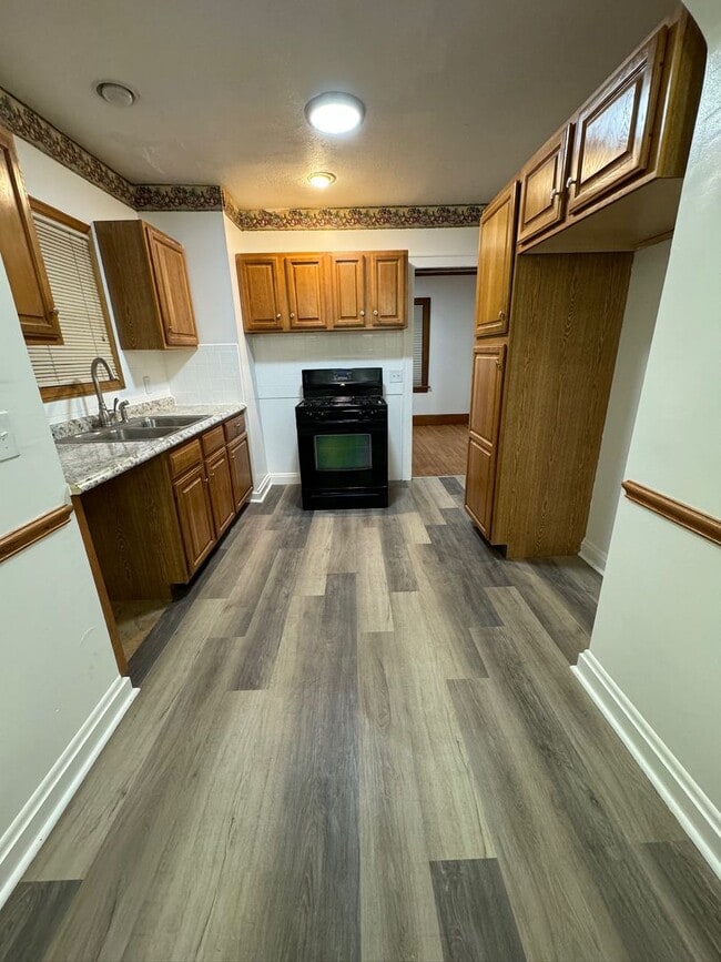 Building Photo - Single Family 3 bedroom