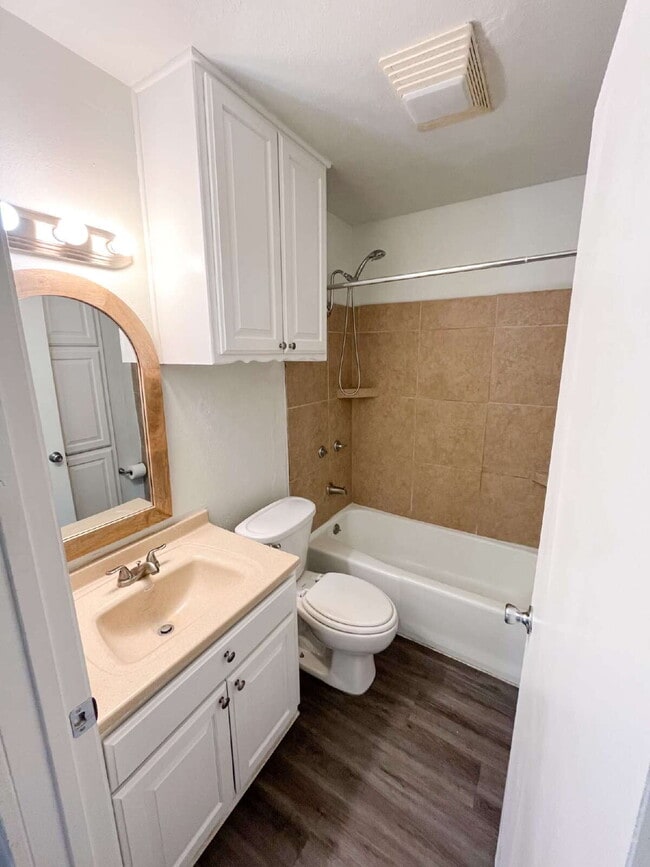 Building Photo - Adorable, Renovated 3/1 House with a Large Metal Shop