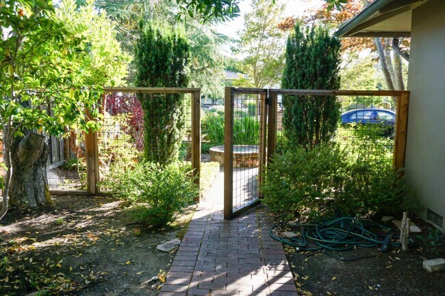 Building Photo - 30 Genevra Rd