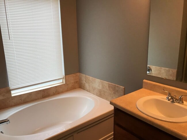 Building Photo - Warren Twp - 3 bedroom home