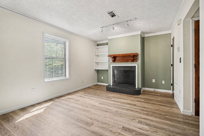 Building Photo - 2BR/1.5BA End Unit Townhome Near Downtown Snellville!