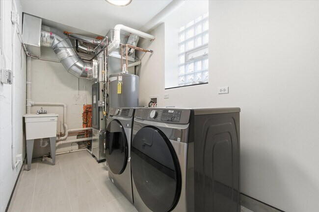 Building Photo - 5915 N Milwaukee Ave