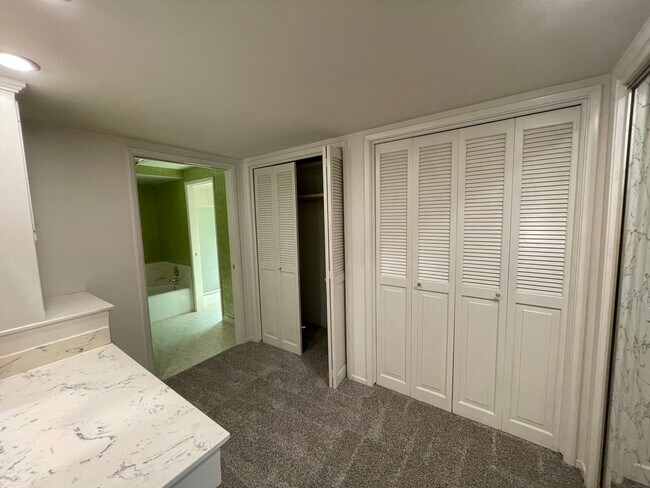 Building Photo - Custom home located next to Oakdale Country Club!