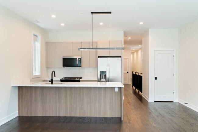Building Photo - 406 E 50th Pl