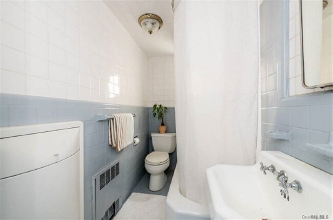 2/1 Full Bathrrom - 357 E Olive St
