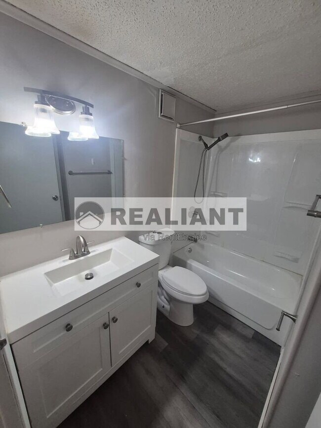 Building Photo - 605 Amhurst Dr