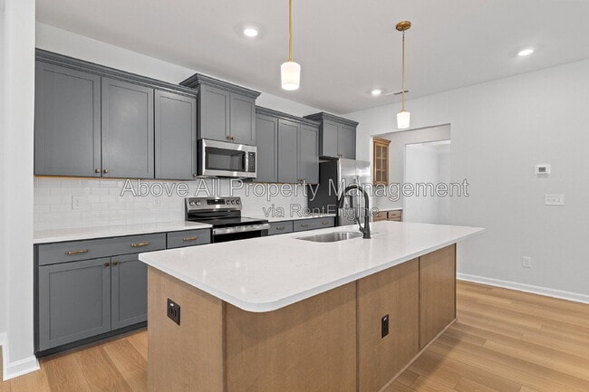Building Photo - 204 White Oak Gdn Wy