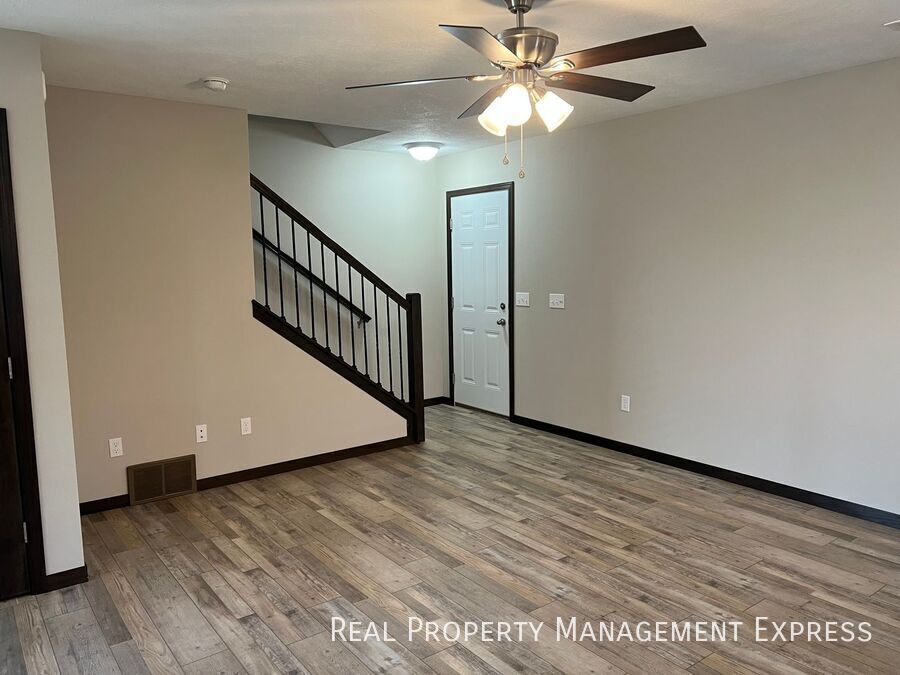 Building Photo - 3 Bedroom 1.5 Bathroom Townhome