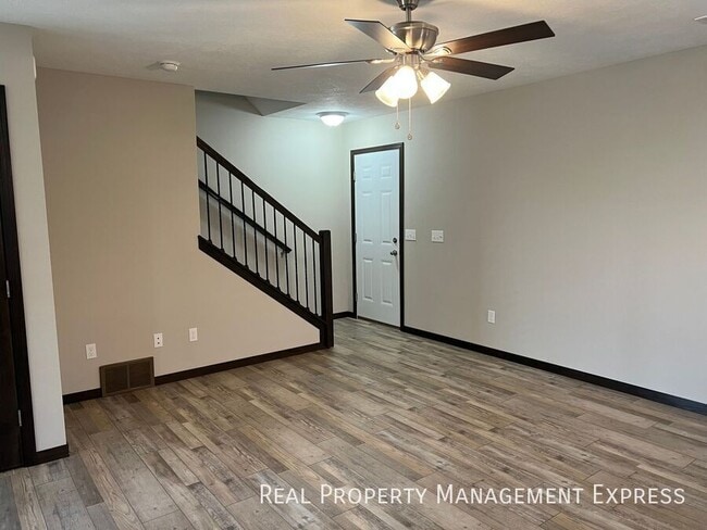 Building Photo - 3 Bedroom 1.5 Bathroom Townhome