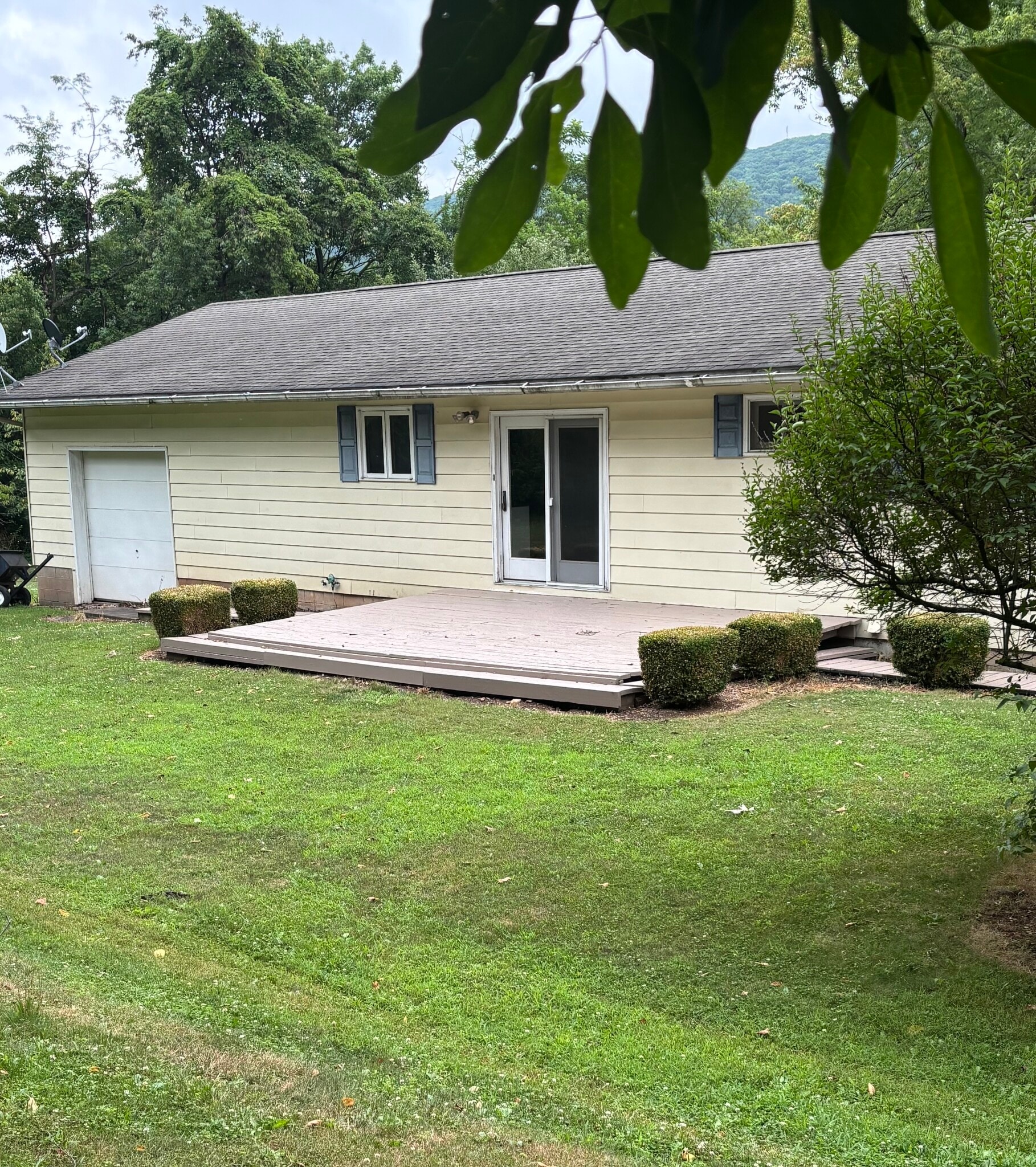 Building Photo - 221 Zenith Rd