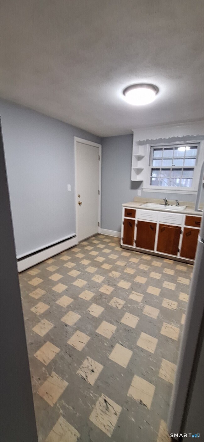 Building Photo - 10 Carpenter Rd