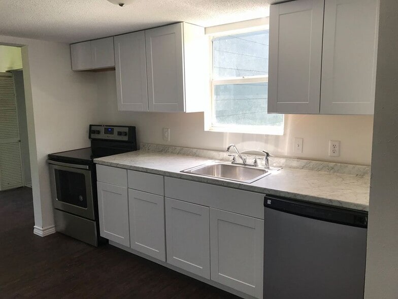Kitchen - 838 Lizzie Ln