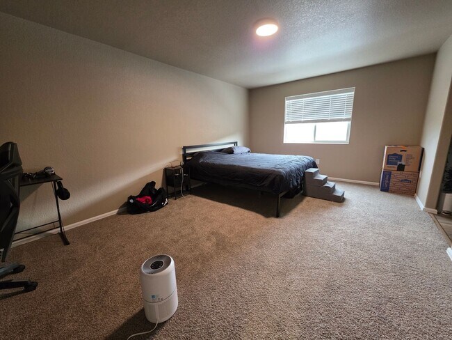 Building Photo - Beautiful 3 Bed 3 Bath Townhome!!