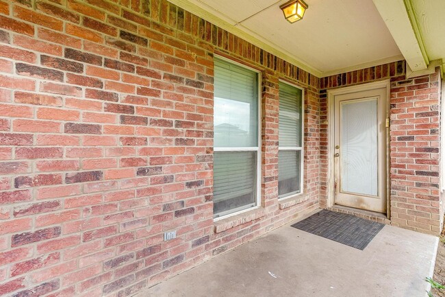 Building Photo - Great 3 Bedroom, 2 Bath, Brick Home in Gre...