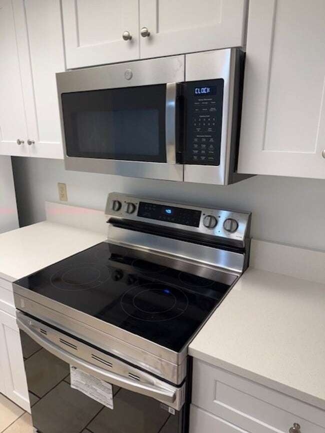 Building Photo - Move In Ready Condo in Woodside Villas