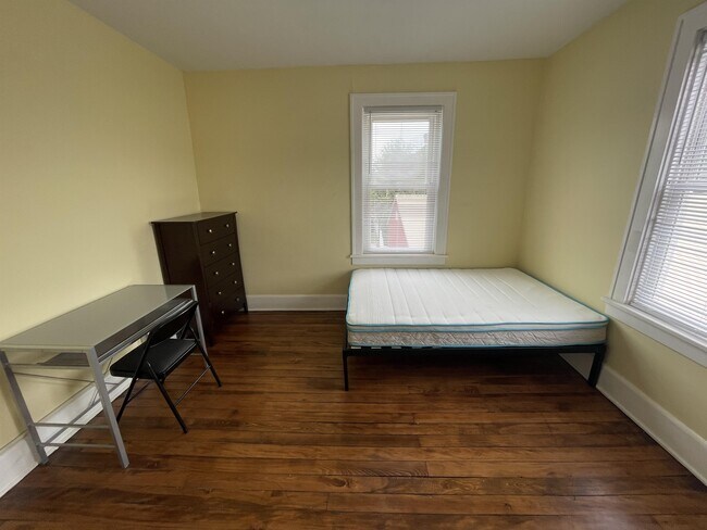 Building Photo - 906 Gompers Ave